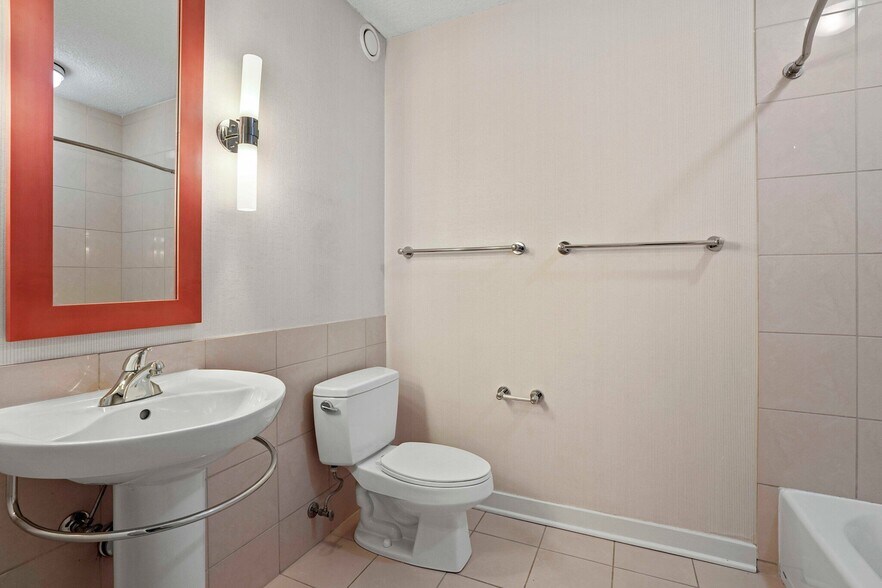 Building Photo - 1240 S Michigan Ave