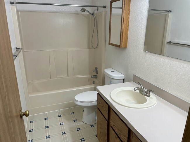 Building Photo - 4801 Hillcrest Dr