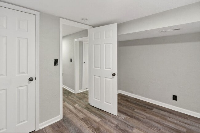 Building Photo - Hard-to-Find 6-Bedroom Home in Grandview!