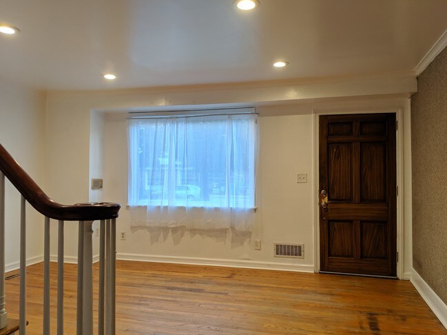 Building Photo - 1072 Amboy Ave