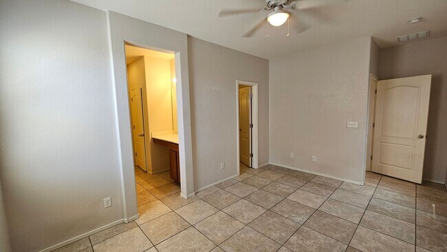 Building Photo - Spacious 3 bedroom Town home in Henderson!!!