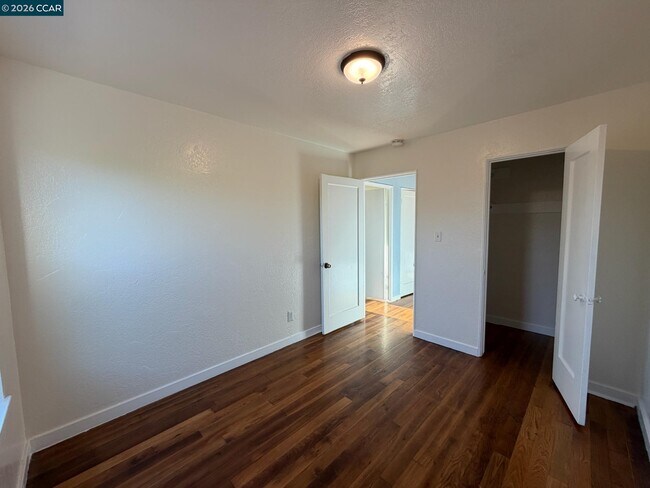 Building Photo - 341 S 8th St