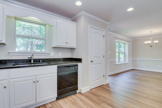 Building Photo - 3 Bedroom 2.5 Bath - Over Half Acre Lot!