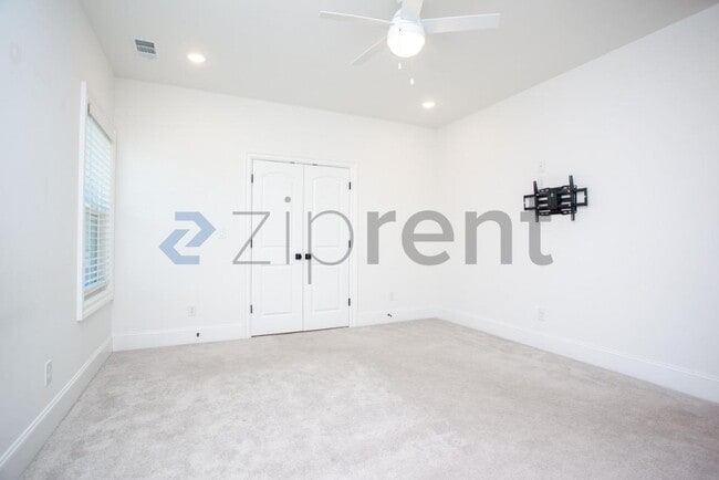 Building Photo - Unit