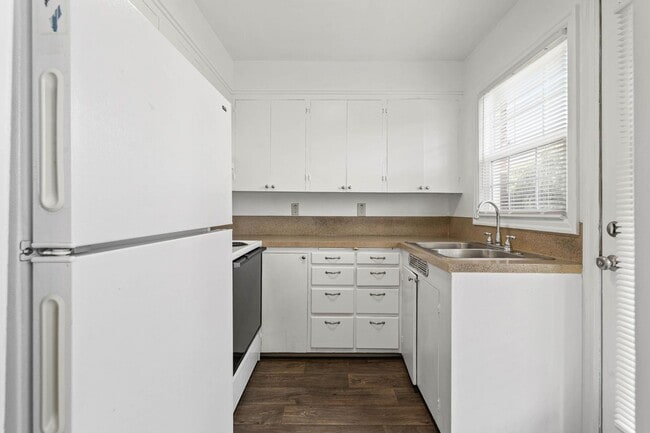 Building Photo - Beautifully maintained 1-bdrm/1-bath unit in 4-plex. Fireplace, off-street parking, laundry, grea...