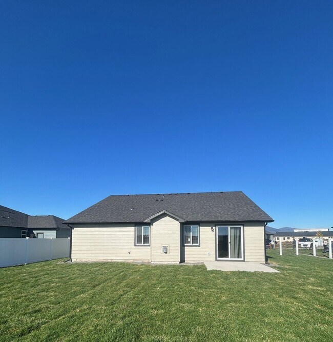 Building Photo - New Construction 3 bedroom 2 bath home for rent in The Hollice Woods!