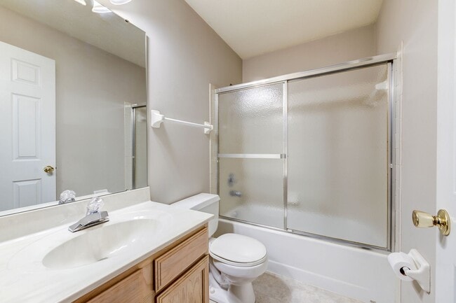 Building Photo - SPACIOUS 3 BEDROOM 2 BATH W/2 CAR GARAGE