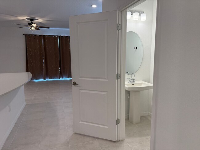 Building Photo - 3 Bedroom 2.5 Bath Townhouse W/1 Car garag...