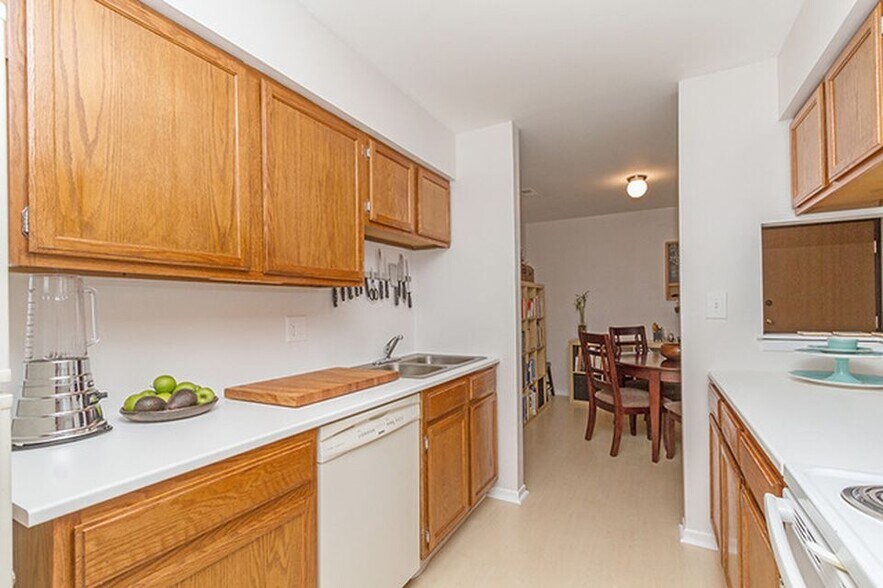 Includes a dishwasher and lots of cabinet storage - 1426 Stonebridge Circle