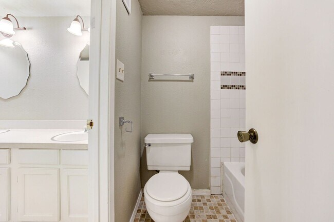 Building Photo - Cute Townhouse in the Heart of Norman, just minutes from OU!