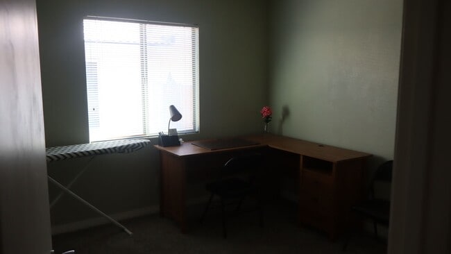 Building Photo - Furnished 3 Bedroom home