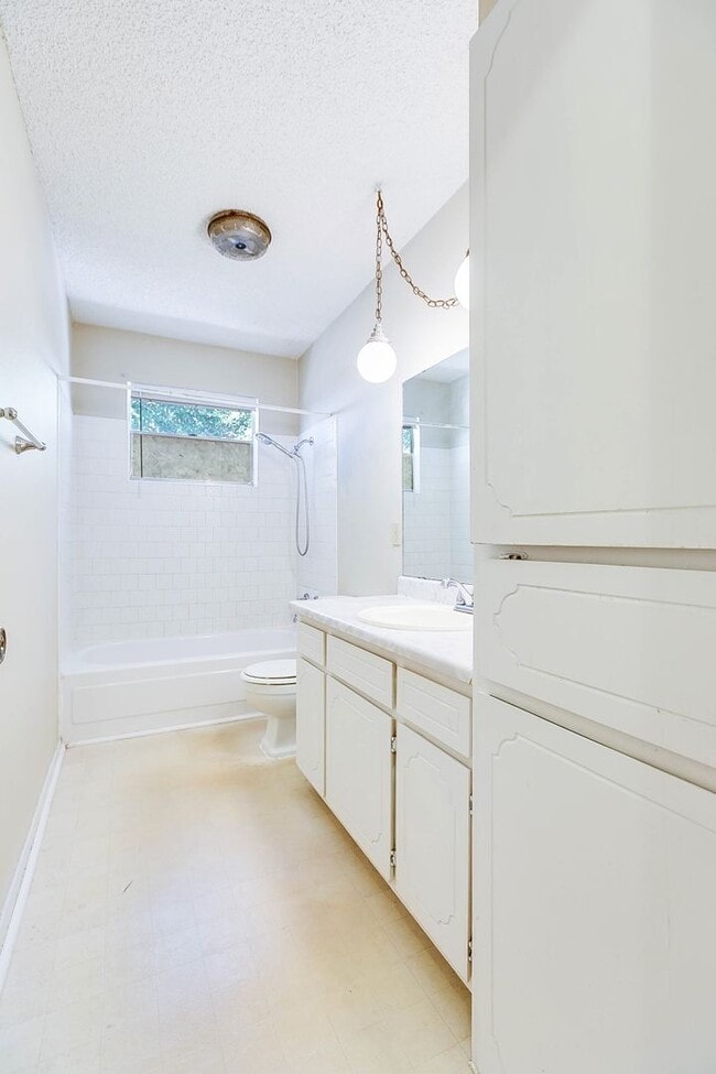 Building Photo - PAY NO SECURITY DEPOSIT! Spacious 3-bedroo...