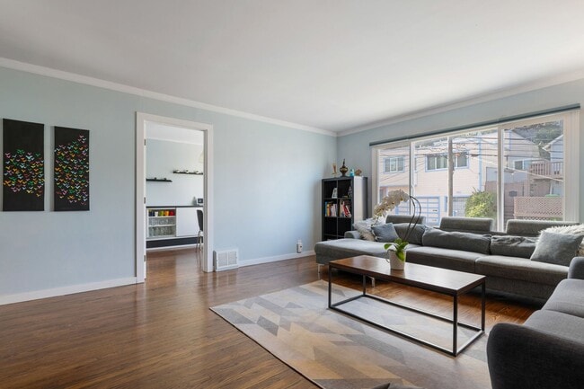 Building Photo - UPDATED LARGE BRIGHT 1800sf 3BR/2BA/1GR In...
