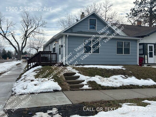 Building Photo - Spacious 4 Bedroom House With Huge Garage!