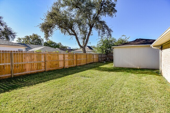 Building Photo - 2835 Pepperwood Dr