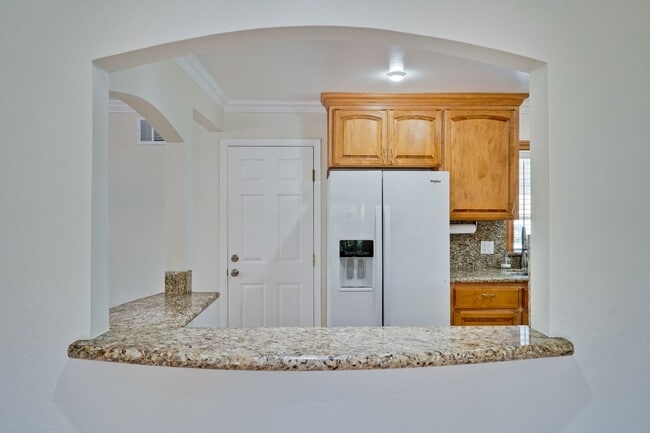 Building Photo - Charming & Refreshed Well-Maintained 4 Bed...