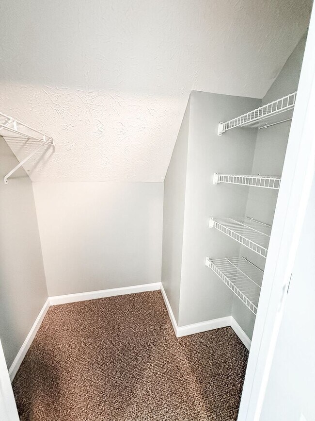 Building Photo - Charming Cape Cod in Halls