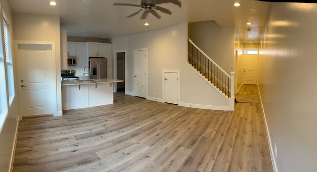 Building Photo - 3 Bedroom 2.5 Bathroom Townhome in Washington!