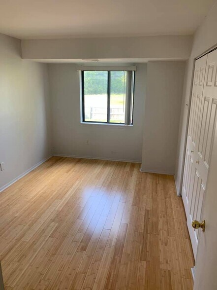 Building Photo - 1472 W Chateau Vert St