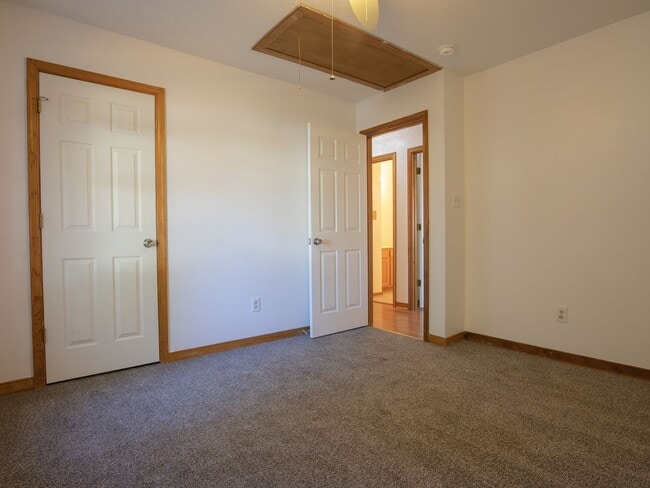 Building Photo - Updated Chesterfield 3BR with Large Yard