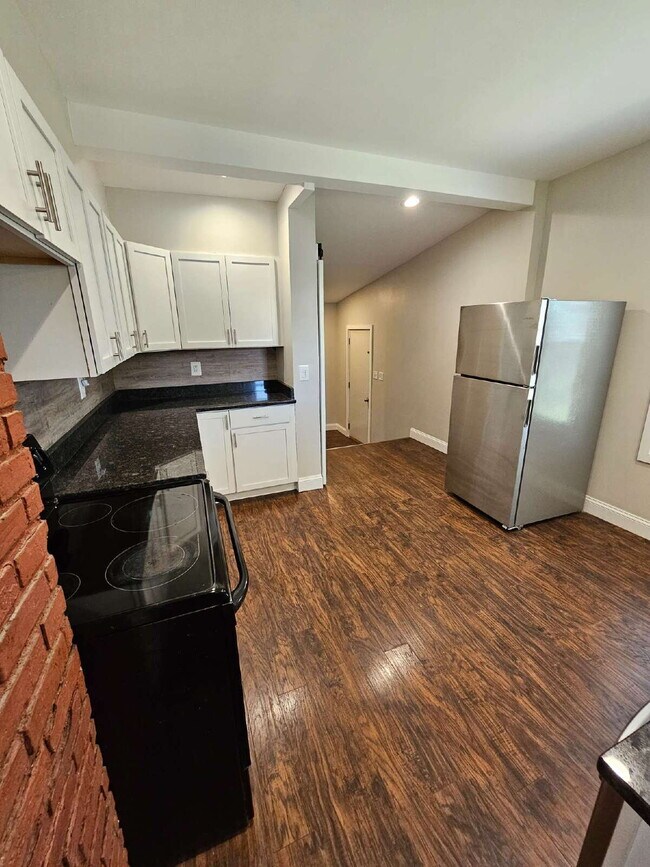 Building Photo - Duplex - 2 Bedroom, 2 Full Bathrooms and a 2 Car Garage. Updated Living Space with Hardwood Floor...