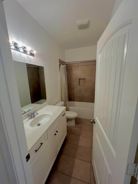 Building Photo - 1129 Vermilion Dr