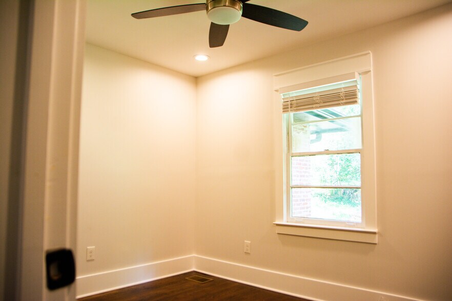 Building Photo - 3056 Cloverhurst Dr
