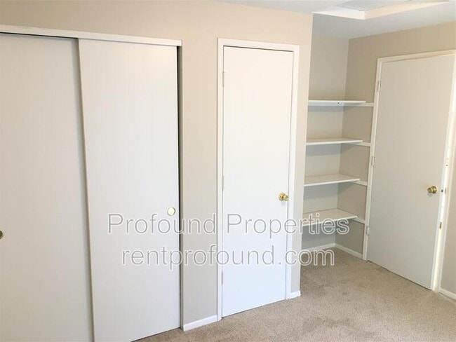 Building Photo - 221 SE 12th Ave