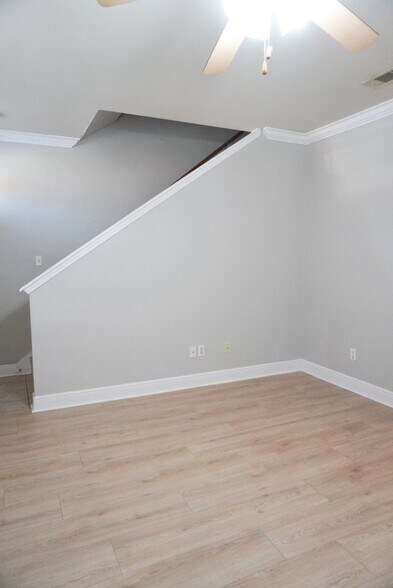 Building Photo - 5395 Arlington Ct