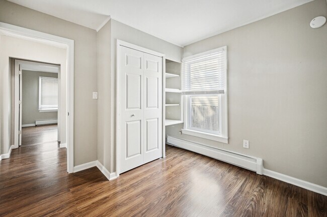 Building Photo - 1029 E Granet Ave