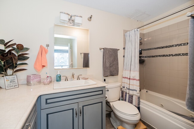 Building Photo - 1309 N Wells St