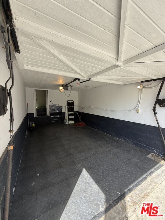 Building Photo - 7865 Willoughby Ave