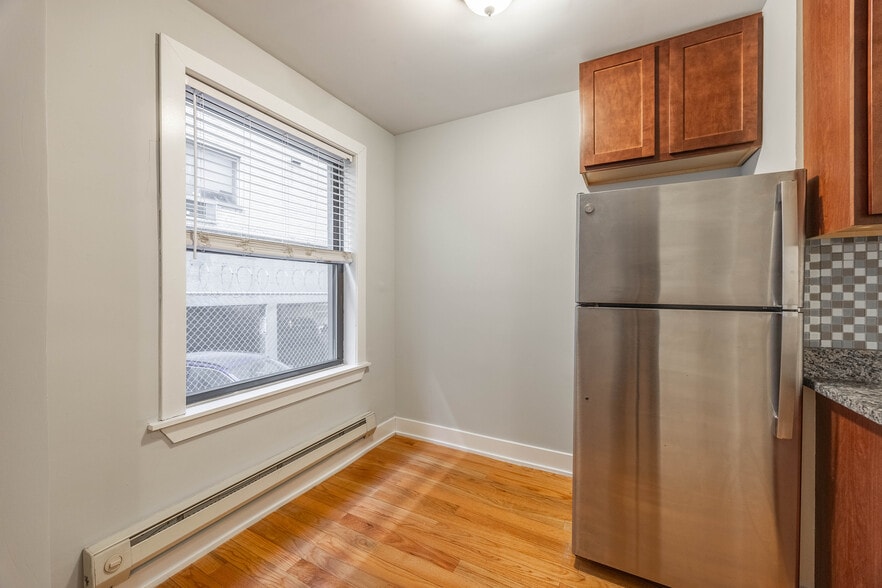 Building Photo - 435 W Roscoe St