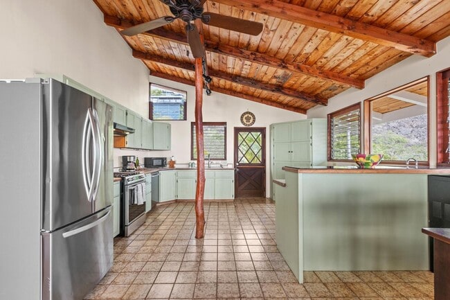 Building Photo - Captain Cook Home – 3 Bed, 2 Bath + Bonus Room! Fully Furnished with Solar Power