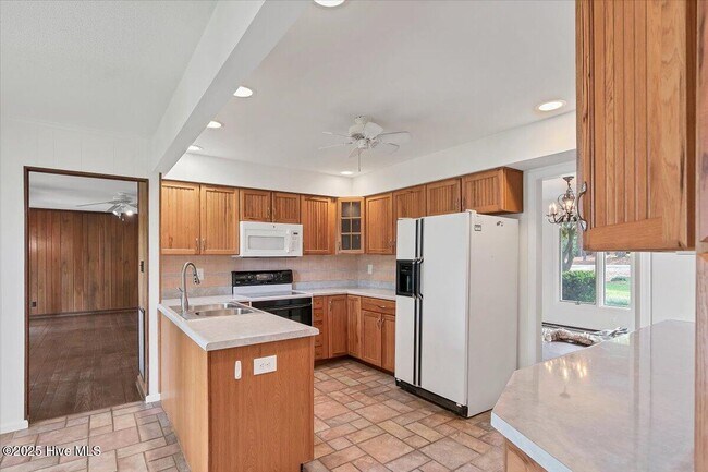 Building Photo - 60 Pine Lake Dr