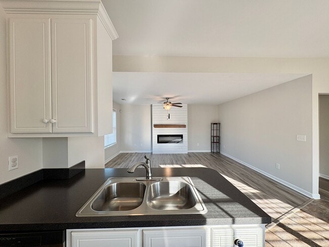 Building Photo - Move-In Ready, Fenced-In Backyard, Pet Friendly, One Story Home – Convenience Meets Comfort!