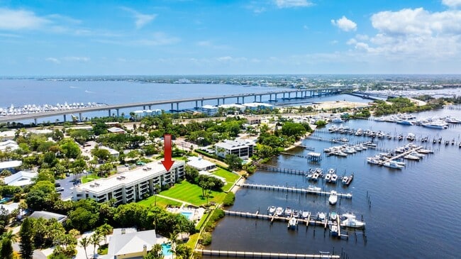 Building Photo - 625 NW North River Dr