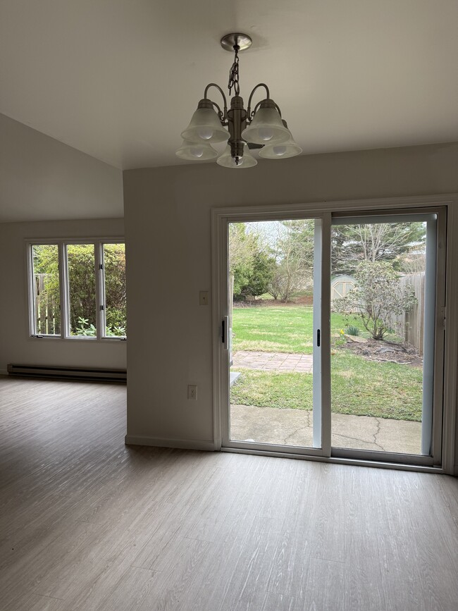 Building Photo - 345 Tamarack Dr
