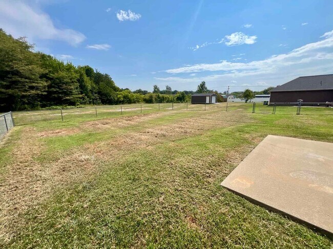 Building Photo - 3 Bed 2 Bath Brick Ranch *Fenced Backyard* in Christiana