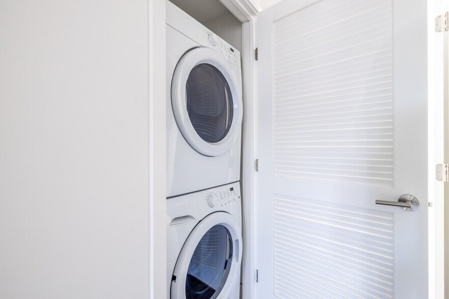 Building Photo - 409 Hayworth Ave