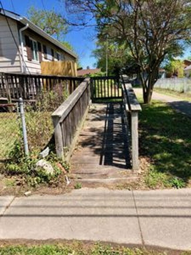 Building Photo - Cozy 3 bed 1.5 bath with Backyard