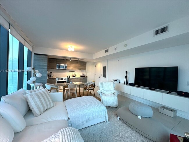 Building Photo - 650 NE 32nd St