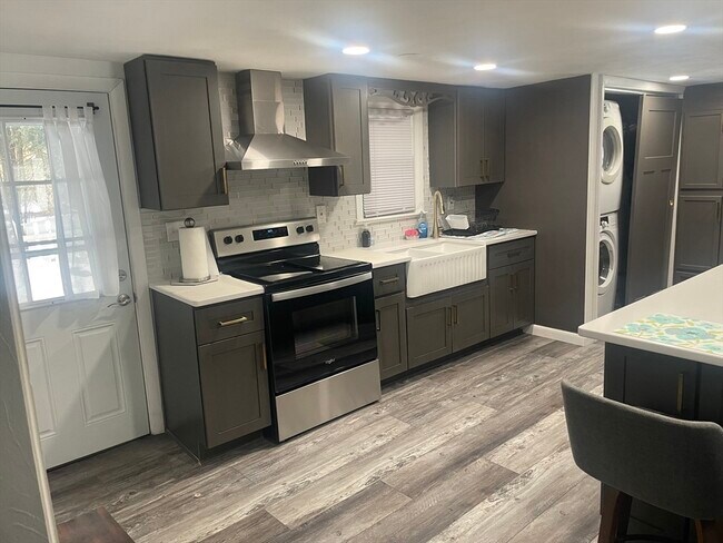 Building Photo - 8 Rock Cliff Rd