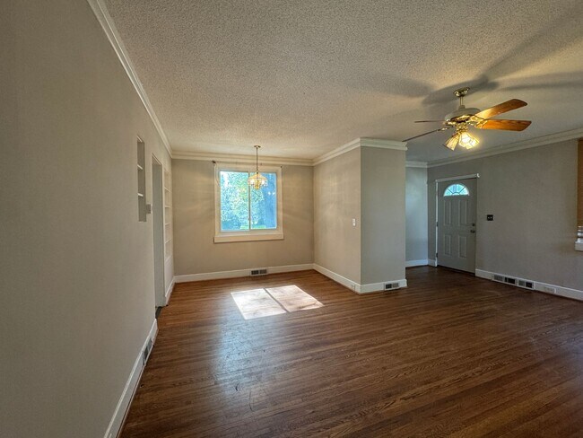 Building Photo - Ready to show!