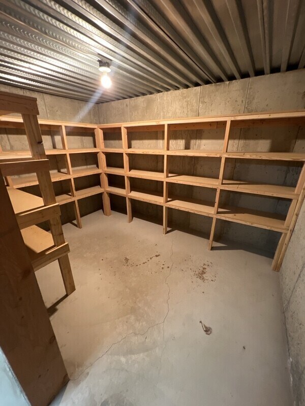 Building Photo - 943 450 E