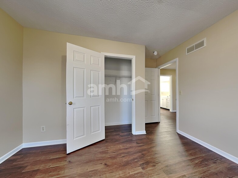 Building Photo - 1813 Bell Tower Cir