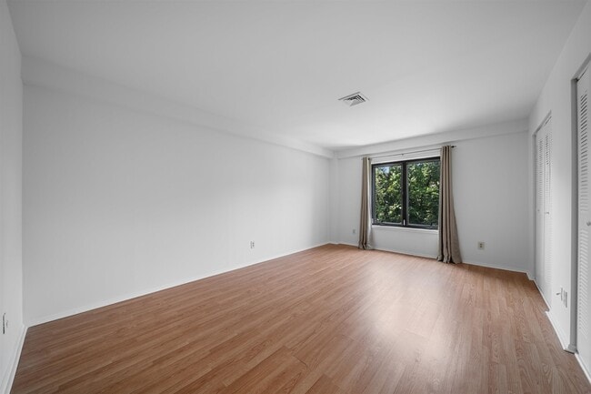 Building Photo - 99 Teaneck Rd