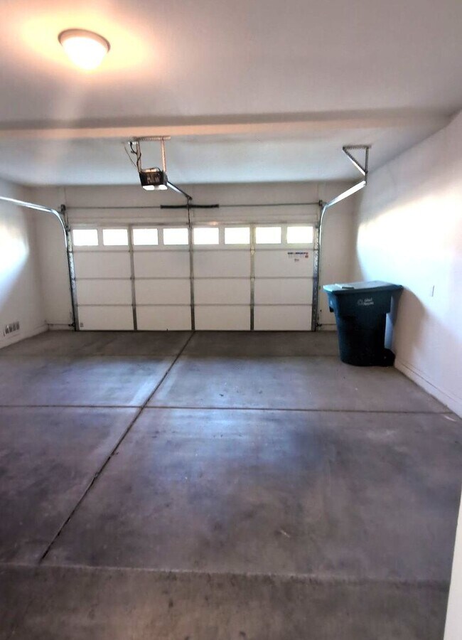 Building Photo - 2098 E Mallard Ct