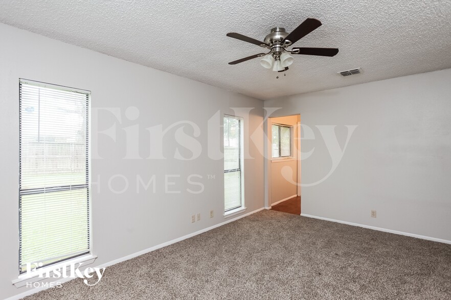 Building Photo - 7527 Lincoln Village Dr