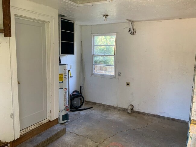 Building Photo - 3 Bedroom House in Whiteaker